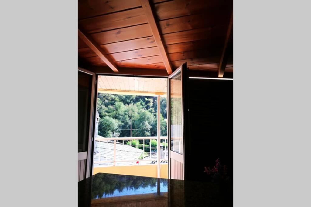 Apartamento Con Vistas Al Rio A Solaina 사모스 외부 사진