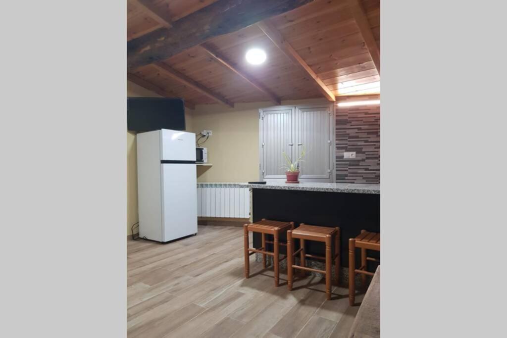 Apartamento Con Vistas Al Rio A Solaina 사모스 외부 사진